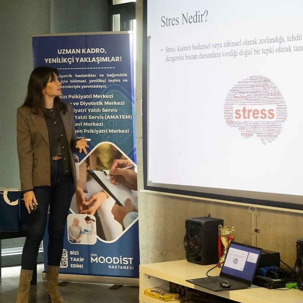 klinik-psikolog-nihal-altiner-doktor-takvimi-semineri Klinik Psikolog Nihal Altıner, Moodist Hastanesi ve Doktor Takvimi iş birliğiyle düzenlenen "Çalışan Ruh Sağlığı" seminerinde stres yönetimi üzerine sunum yaparken.