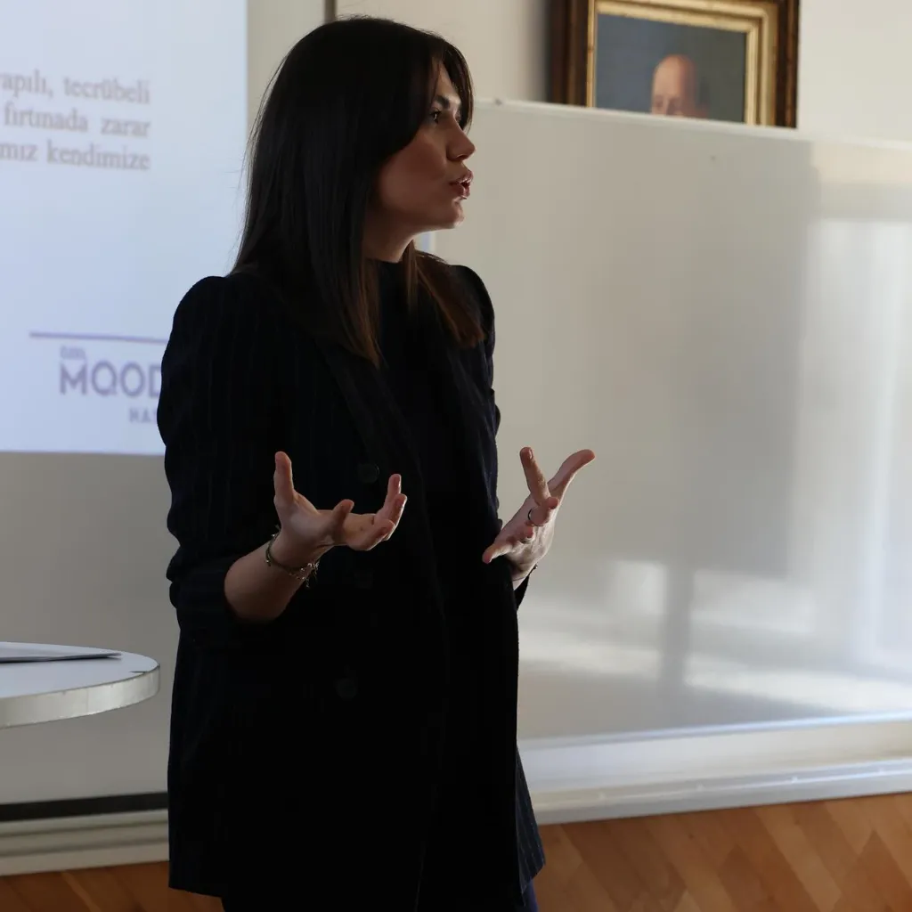 Klinik Psikolog Nihal Altıner'in Robert Koleji akademik kadrosuna yönelik verdiği psikolojik dayanıklılık seminerinde sunum yaparken çekilmiş fotoğrafı.